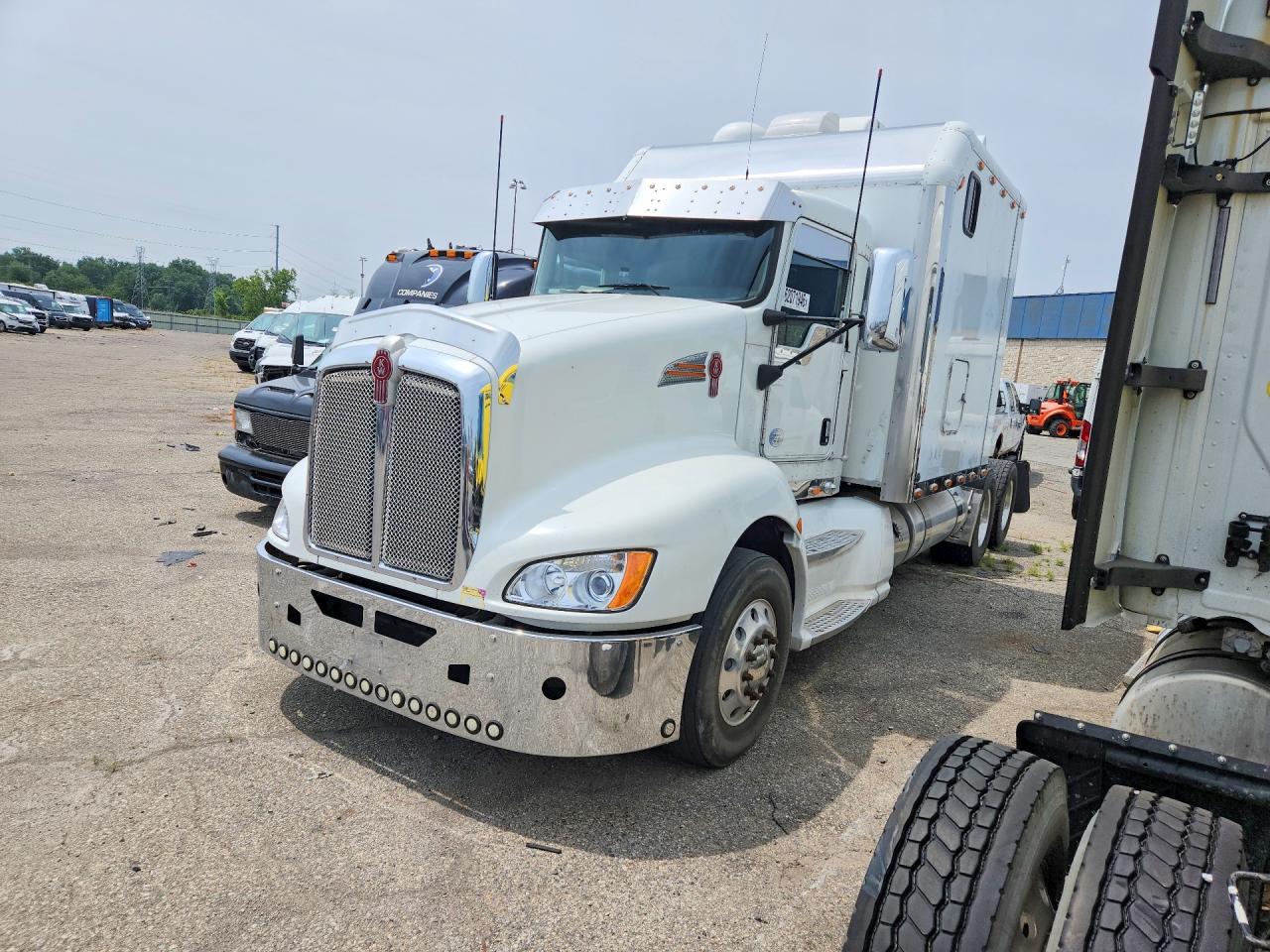 2013 Kenworth Constructi VIN 1XKAD49XXDJ364396 — COPART salvage auction photo