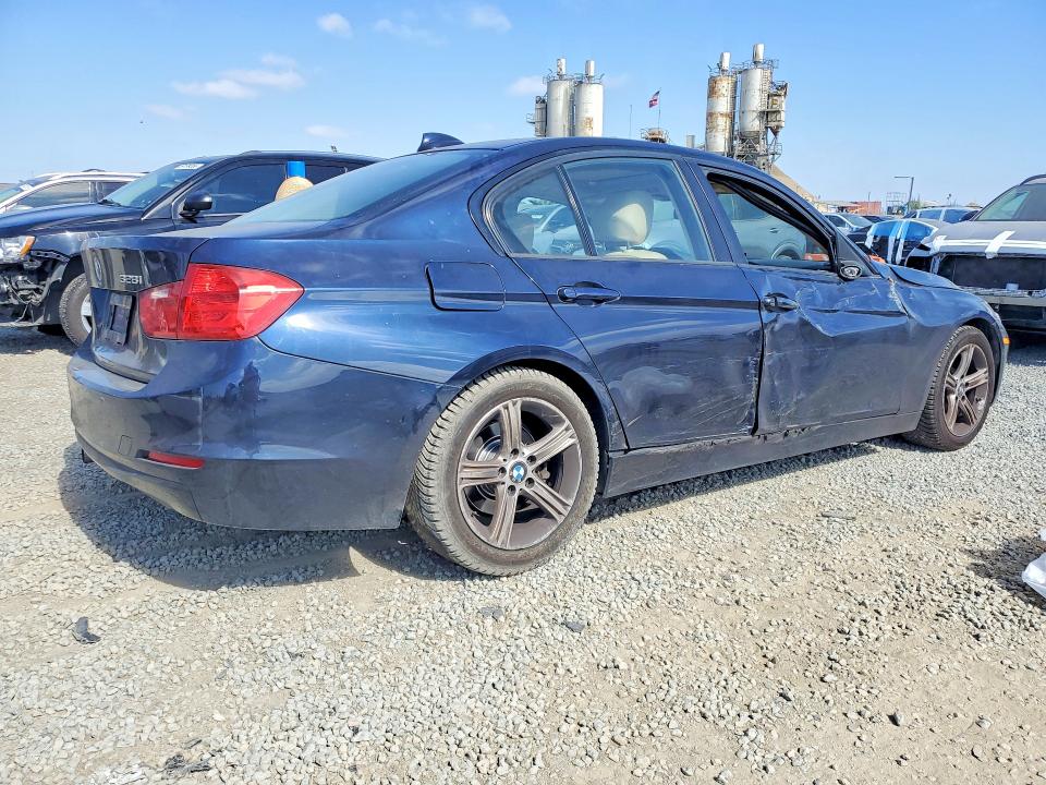2014 BMW 3er VIN WBA3C1C5XEK109589 COPART salvage auction — FRONT END, Mt - Dis/Dlr/Exp Only Clean Title, sold $350 on 2026-07-28 (photo 3)