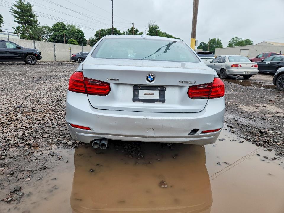 2013 BMW 3er VIN WBA3B5G58DNS03195 COPART salvage auction — MINOR DENT/SCRATCHES, Pa - Cert Of Title, sold $1,050 on 2026-07-13 (photo 6)