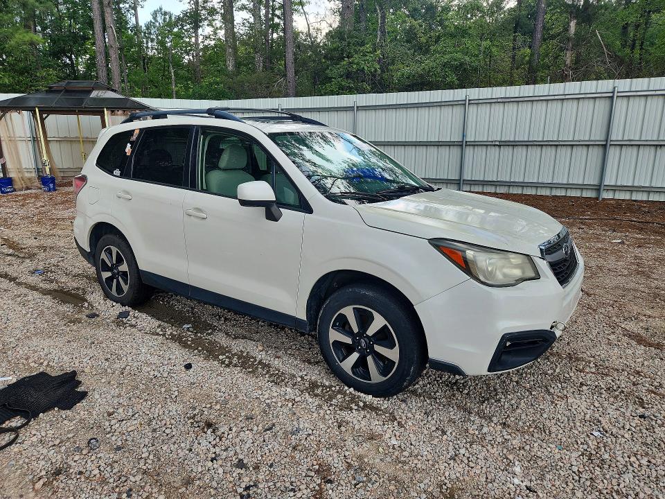 2017 Subaru Forester VIN JF2SJAEC9HH530383 COPART salvage auction — MINOR DENT/SCRATCHES, Nc - Dealer Only Clean Title, sold $1,200 on 2026-07-31 (photo 4)