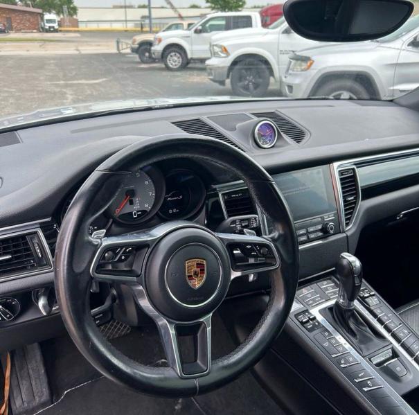 2017 Porsche Macan VIN WP1AB2A56HLB10242 COPART salvage auction — NORMAL WEAR, IL - CERTIFICATE OF TITLE (P), sold $8,200 on 2026-08-04 (photo 9)