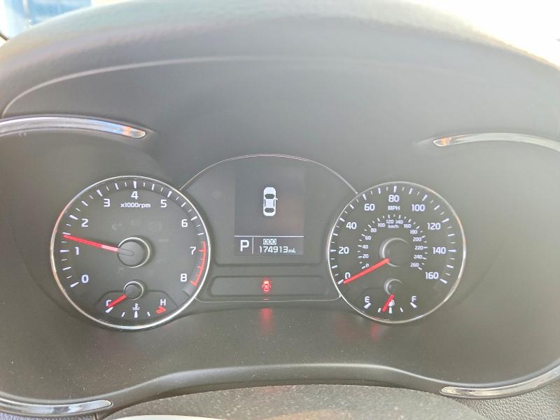 2015 Kia Forte VIN KNAFX5A83F5295031 COPART salvage auction — NORMAL WEAR, In - Certificate Of Title, sold $500 on 2026-07-31 (photo 9)
