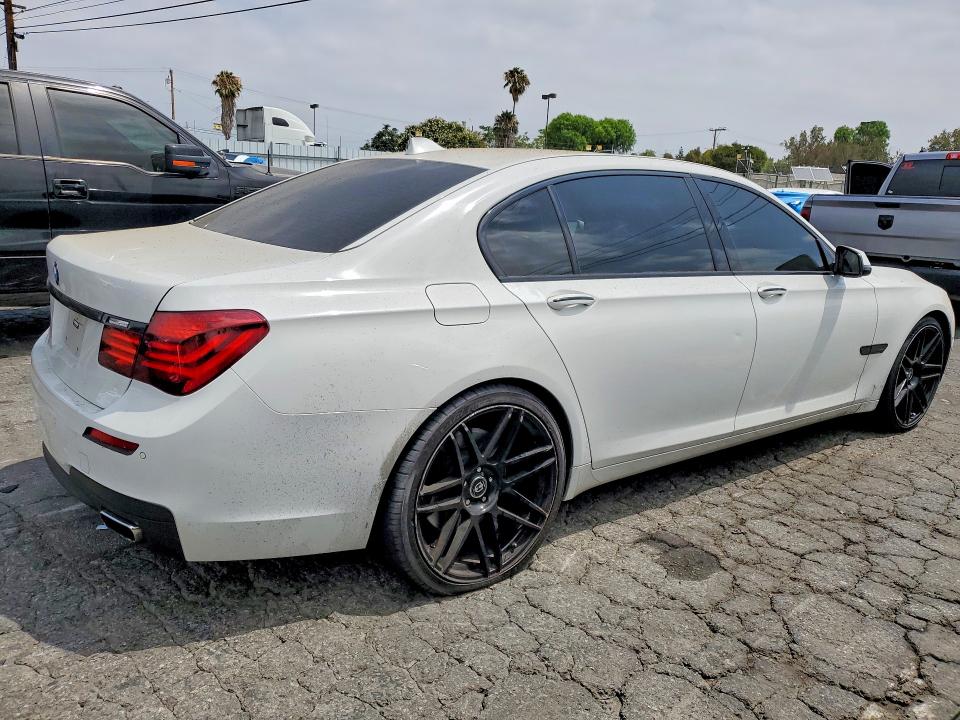 2015 BMW 7er VIN WBAYE8C53FD781878 COPART salvage auction — MINOR DENT/SCRATCHES, Ca - Dis/Dlr/Exp Only Clean Title, sold $900 on 2026-07-30 (photo 3)
