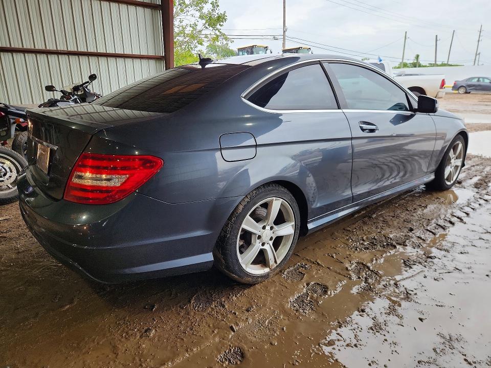 2013 Mercedes-benz C class VIN WDDGJ4HB7DG053015 COPART salvage auction — MINOR DENT/SCRATCHES, TX - CERTIFICATE OF TITLE, sold $825 on 2026-07-24 (photo 3)
