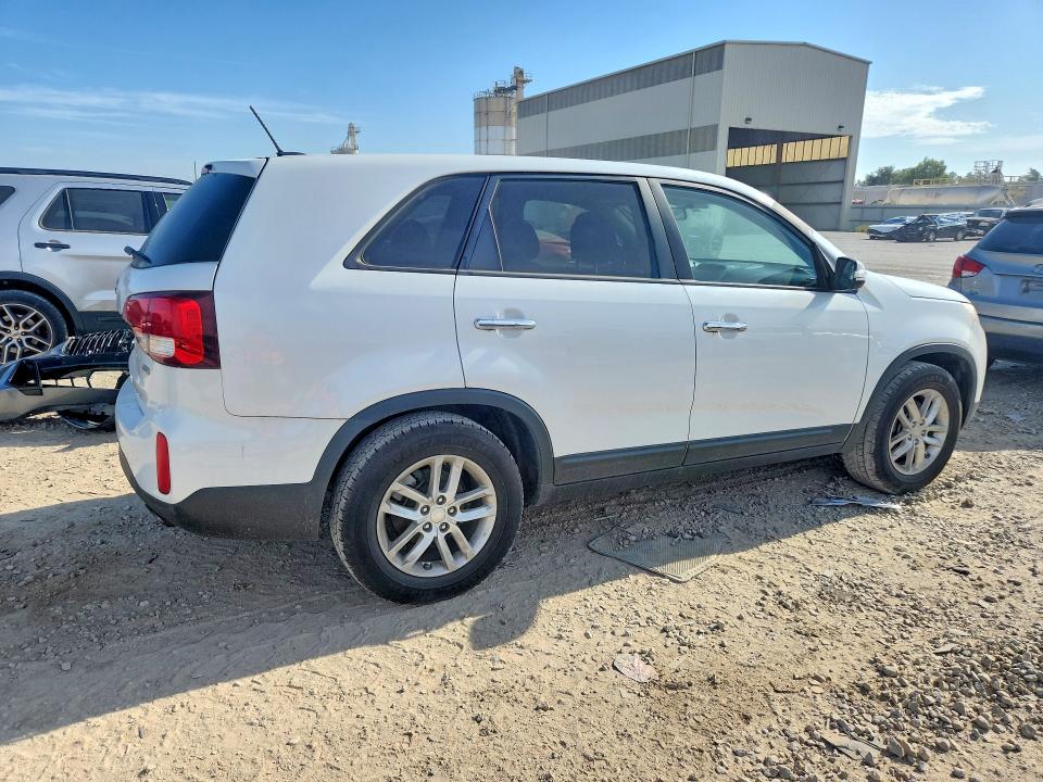2015 Kia Sorento VIN 5XYKT3A66FG653424 COPART salvage auction — MINOR DENT/SCRATCHES, Ks - Dealer Only Clean Title, sold $600 on 2026-07-30 (photo 3)