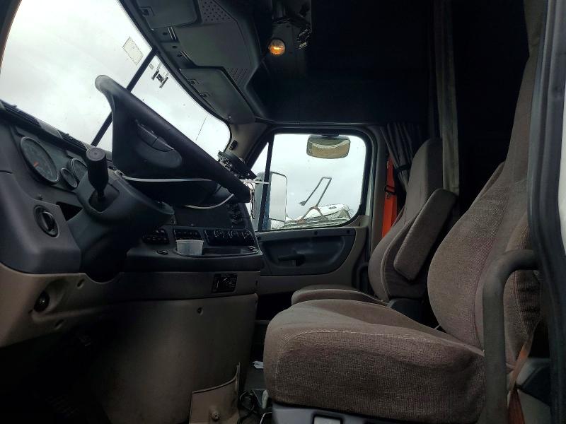 2019 Freightliner Cascadia 125 VIN 1FUJGLDR0KLKD2968 COPART salvage auction — MINOR DENT/SCRATCHES, NJ - CERTIFICATE OF TITLE, sold $11,400 on 2026-09-18 (photo 7)