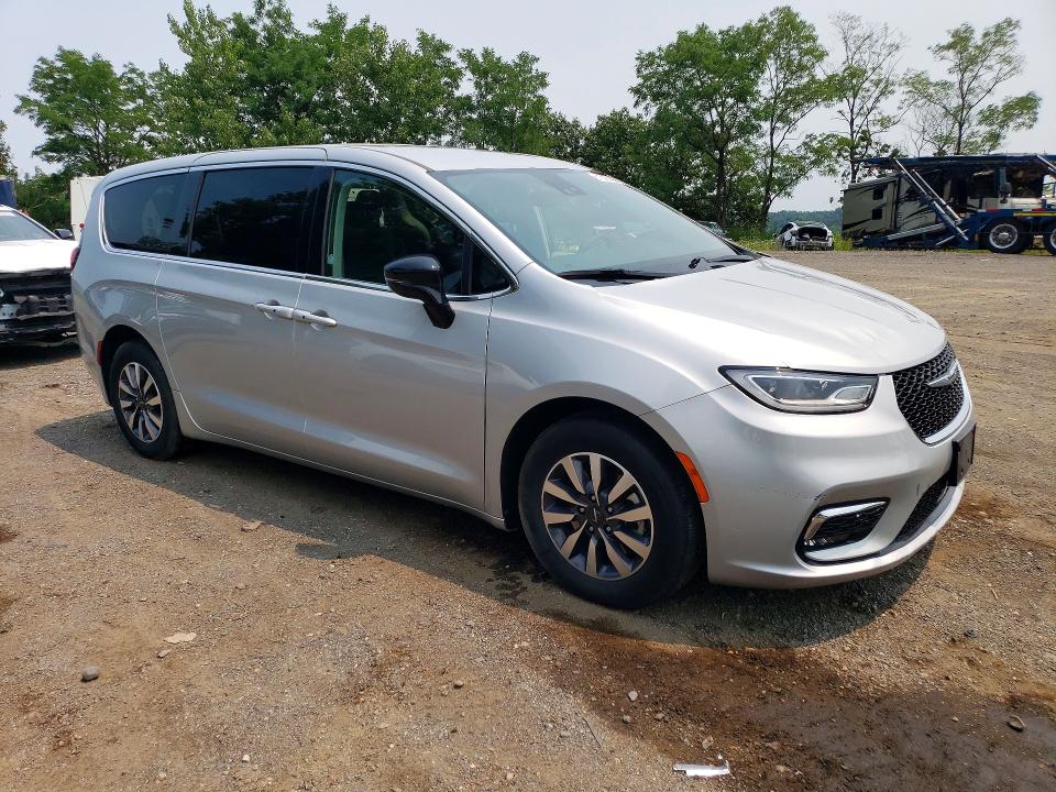 2024 Chrysler Pacifica VIN 2C4RC1S76RR141544 COPART salvage auction — WATER/FLOOD, Nj - Cert Of Title-Salvage Flood, sold $3,350 on 2026-09-03 (photo 4)