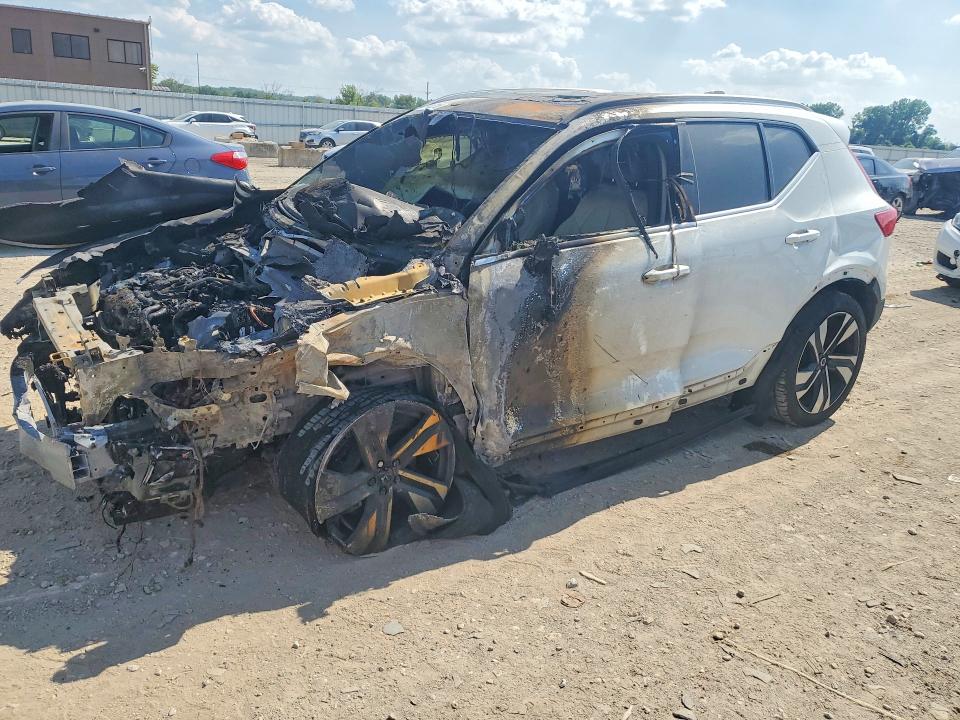 2023 Volvo Xc40 VIN YV4L12UA8P2060161 COPART salvage auction — Burn Engine, Ks - Non-Repairable Vehicle Certifi, sold $125 on 2026-08-11 (photo 1)