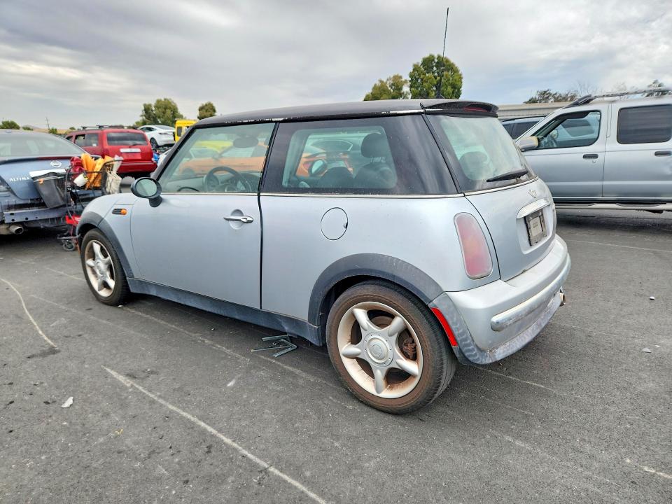 2004 Mini Cooper VIN WMWRC33434TJ62740 COPART salvage auction — MINOR DENT/SCRATCHES, CA - DIS/DLR/EXP ONLY CLEAN TITLE, sold $225 on 2026-07-20 (photo 2)