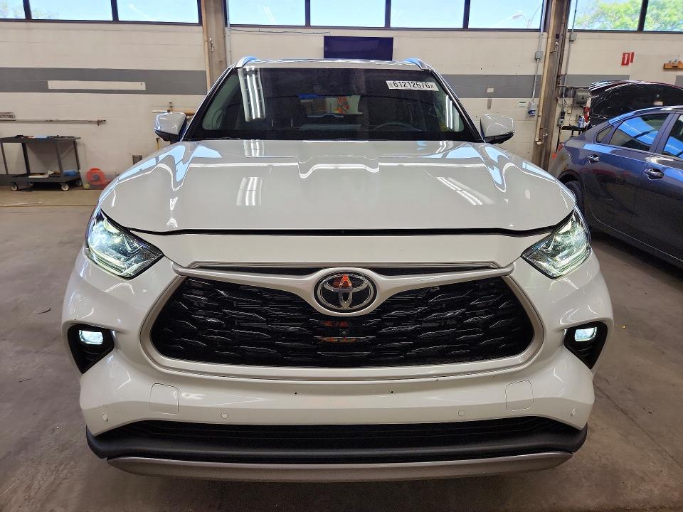 2025 Toyota Highlander hybrid VIN 5TDKBRCH8SS648596 COPART salvage auction — MINOR DENT/SCRATCHES, IN - CERT OF TITLE - REBUILT VEHICL, sold $37,000 on 2026-07-27 (photo 5)