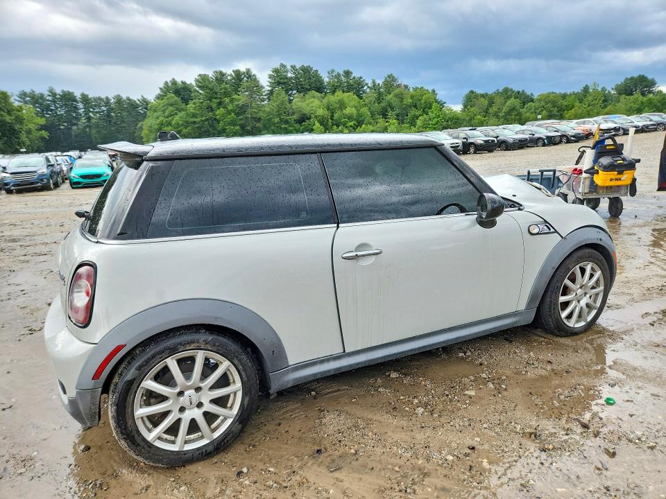 2011 Mini Cooper VIN WMWSV3C55BTY20091 COPART salvage auction — INTERIOR BURN, MA - CERT OF TITLE-RECONSTRCTD COLL, sold $100 on 2026-08-17 (photo 3)