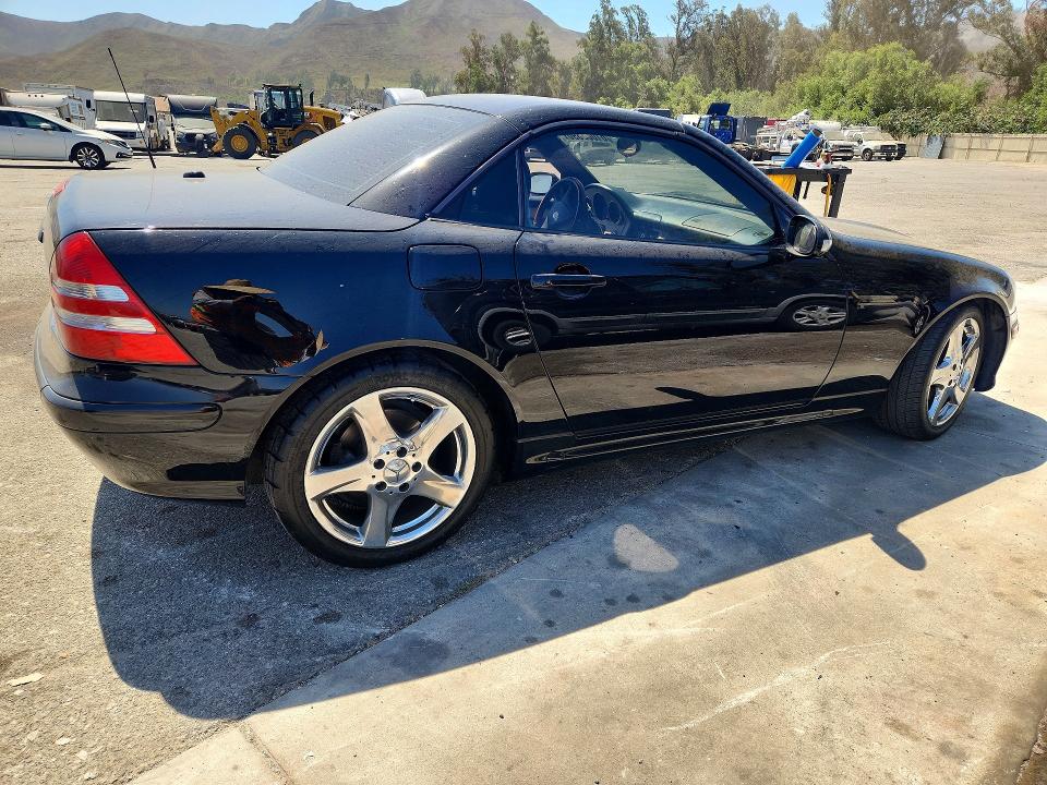 2002 Mercedes-benz Slk-class VIN WDBKK65F82F268442 COPART salvage auction — MINOR DENT/SCRATCHES, CA - DIS/DLR/EXP ONLY CLEAN TITLE, sold $125 on 2026-07-21 (photo 3)