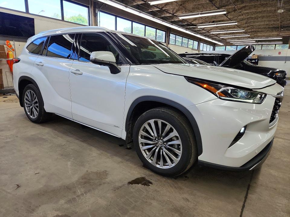 2025 Toyota Highlander hybrid VIN 5TDKBRCH8SS648596 COPART salvage auction — MINOR DENT/SCRATCHES, IN - CERT OF TITLE - REBUILT VEHICL, sold $37,000 on 2026-07-27 (photo 4)