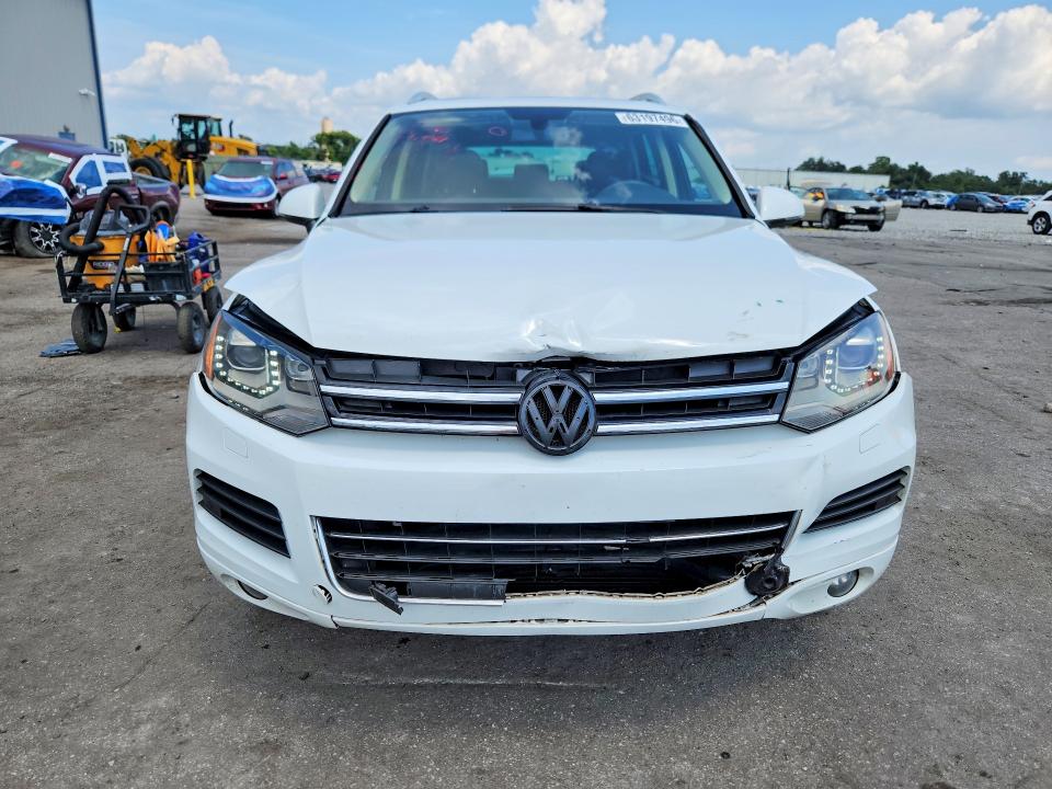 2013 Volkswagen Touareg VIN WVGEP9BP3DD004411 COPART salvage auction — FRONT END, Fl - Cert Of Title Slvg Rebuildable, sold $2,300 on 2026-08-17 (photo 5)