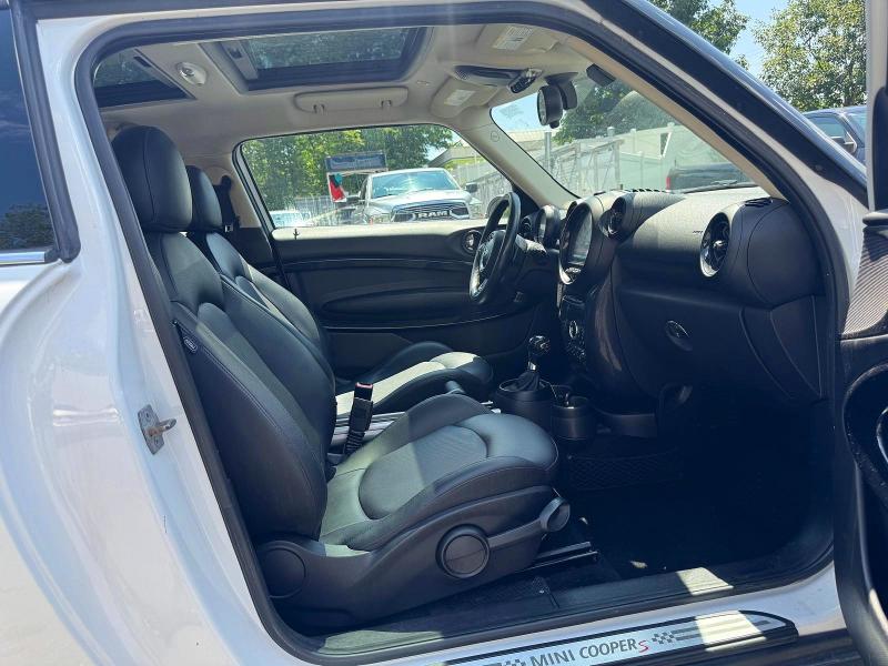 2014 Mini Cooper VIN WMWSS7C57EWN71733 COPART salvage auction — MINOR DENT/SCRATCHES, MA - CERTIFICATE OF TITLE, sold $1,850 on 2026-08-07 (photo 9)