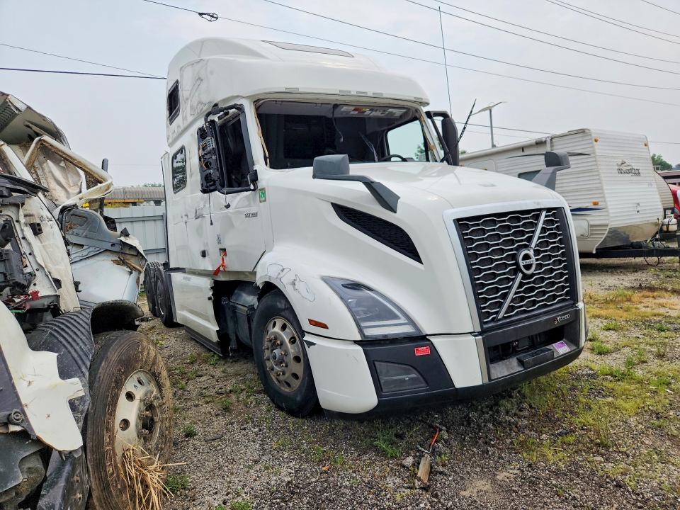 2024 Volvo Vnl VIN 4V4NC9EH2RN340237 COPART salvage auction — ROLLOVER, IN - CERT OF TITLE-SALVAGE TITLE, sold $40,250 on 2026-09-10 (photo 4)