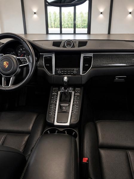 2017 Porsche Macan VIN WP1AG2A57HLB55076 COPART salvage auction — MINOR DENT/SCRATCHES, Oh - Certificate Of Title (P), sold $12,900 on 2026-08-06 (photo 9)