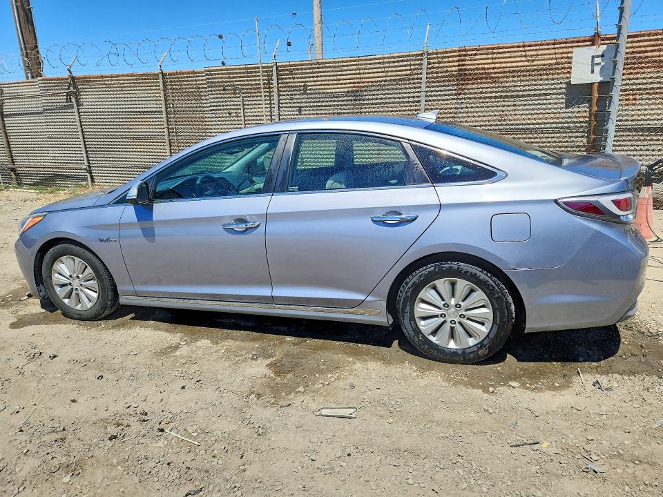 2016 Hyundai Sonata hybrid VIN KMHE24L10GA011804 COPART salvage auction — MINOR DENT/SCRATCHES, CA - DIS/DLR/EXP ONLY CLEAN TITLE, sold $700 on 2026-07-09 (photo 2)