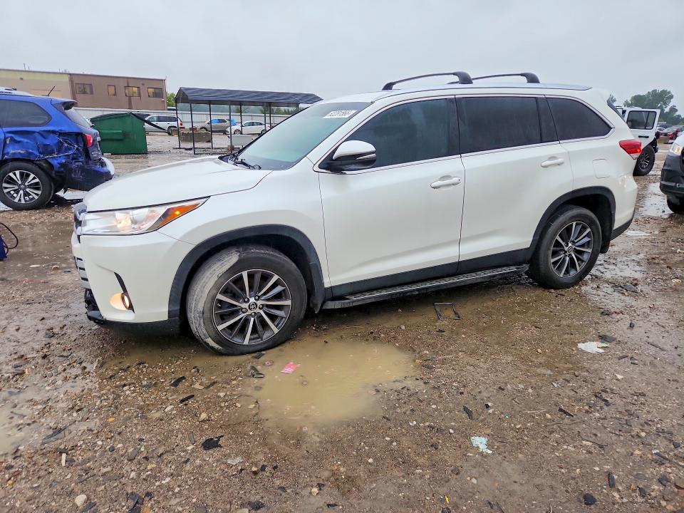 2019 Toyota Highlander VIN 5TDKZRFH5KS572455 — COPART salvage auction photo