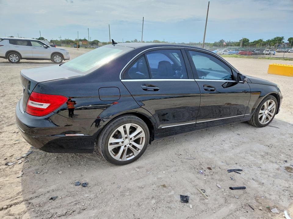 2013 Mercedes-benz C-klasse VIN WDDGF4HB3DR270535 COPART salvage auction — MINOR DENT/SCRATCHES, FL - CERTIFICATE OF TITLE, sold $425 on 2026-08-04 (photo 3)