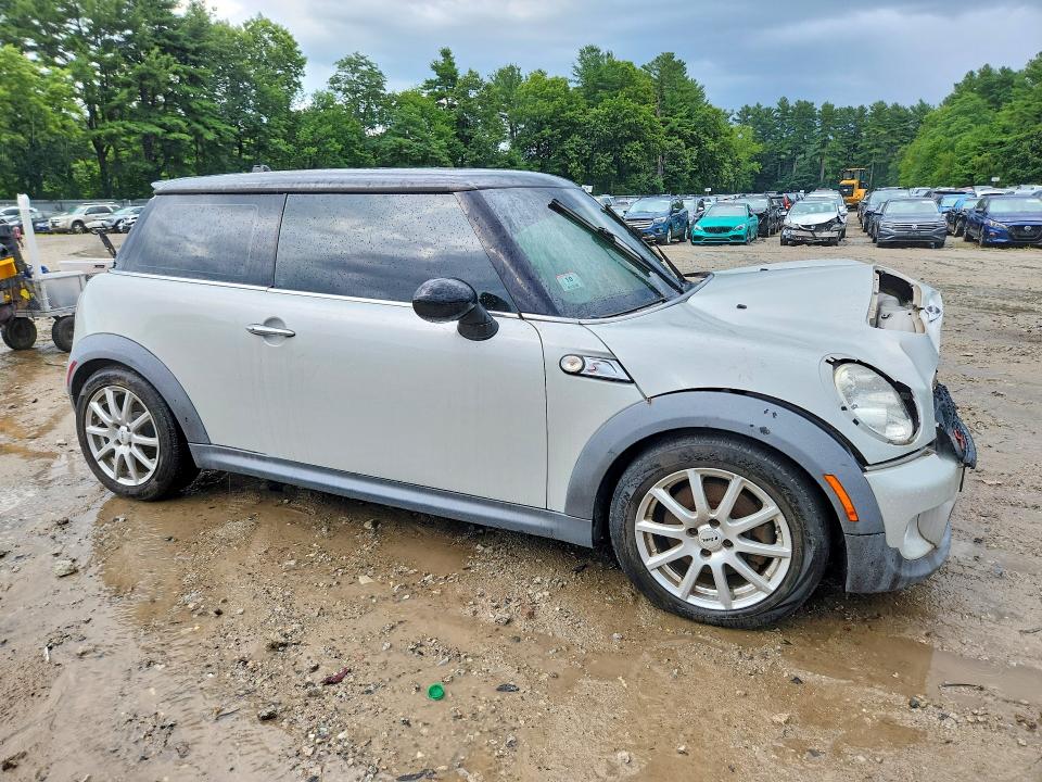 2011 Mini Cooper VIN WMWSV3C55BTY20091 COPART salvage auction — INTERIOR BURN, MA - CERT OF TITLE-RECONSTRCTD COLL, sold $100 on 2026-08-17 (photo 4)