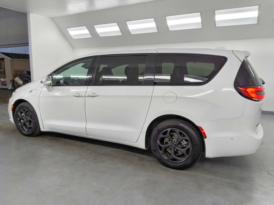 2022 Chrysler Pacifica VIN 2C4RC1L76NR134666 COPART salvage auction — MECHANICAL, CA - CERTIFICATE OF TITLE, sold $4,150 on 2026-07-27 (photo 2)