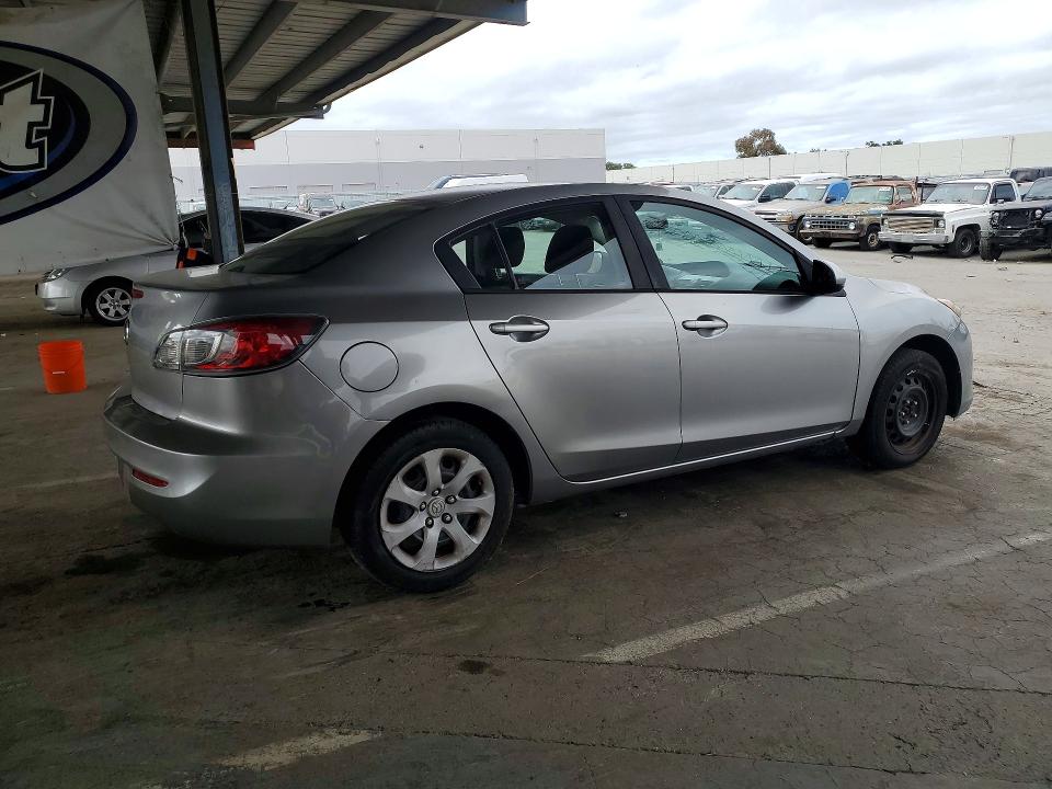 2013 Mazda 3 VIN JM1BL1TG9D1728642 COPART salvage auction — MINOR DENT/SCRATCHES, CA - DIS/DLR/EXP ONLY CLEAN TITLE, sold $300 on 2026-07-28 (photo 3)