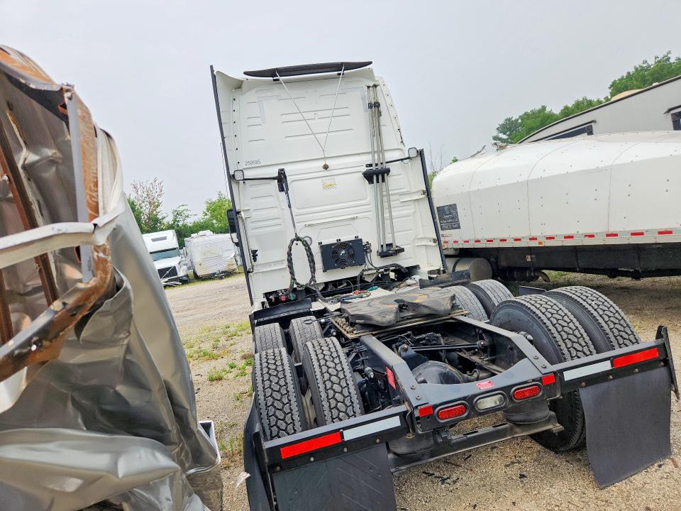2024 Volvo Vnl VIN 4V4NC9EH2RN340237 COPART salvage auction — ROLLOVER, IN - CERT OF TITLE-SALVAGE TITLE, sold $40,250 on 2026-09-10 (photo 2)