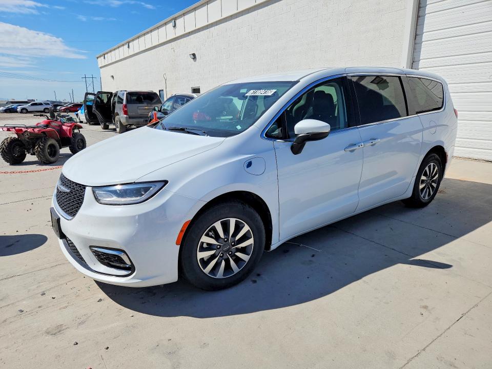 2023 Chrysler Pacifica VIN 2C4RC1L79PR611724 — COPART salvage auction photo