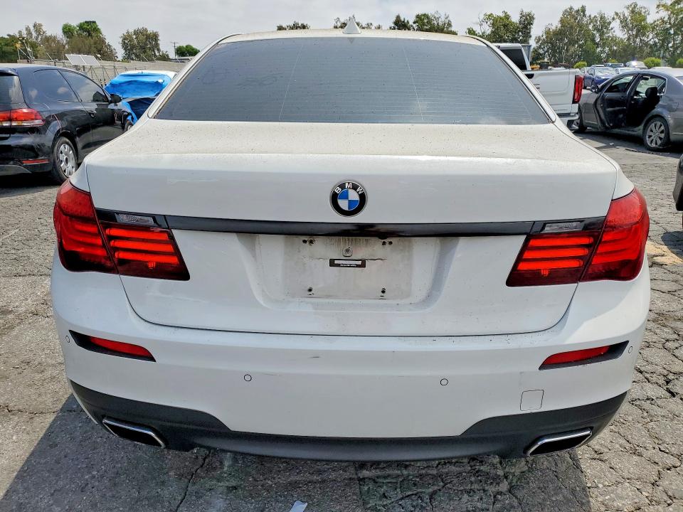2015 BMW 7er VIN WBAYE8C53FD781878 COPART salvage auction — MINOR DENT/SCRATCHES, Ca - Dis/Dlr/Exp Only Clean Title, sold $900 on 2026-07-30 (photo 6)