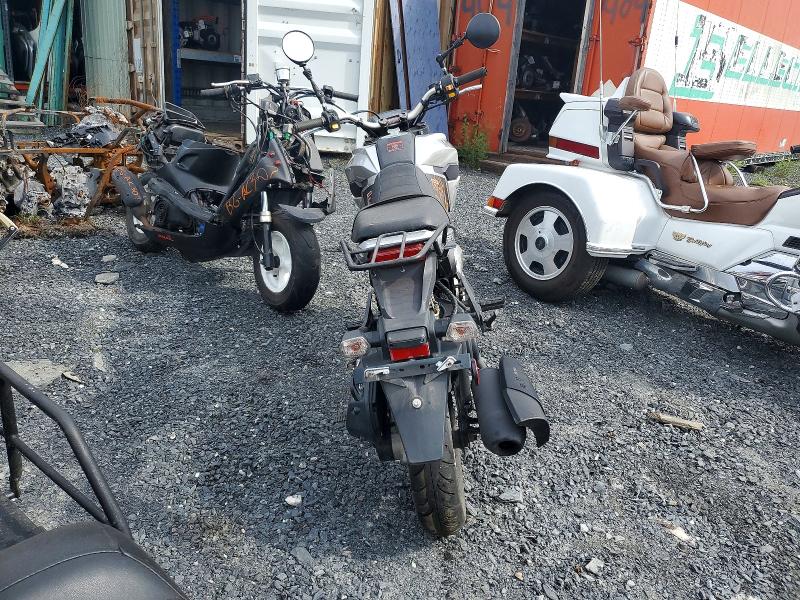 2022 Cf moto Scooter VIN LEHPCB226NR600498 COPART salvage auction — SIDE, QC - IRRECUPERABLE, sold $150 on 2026-10-06 (photo 4)