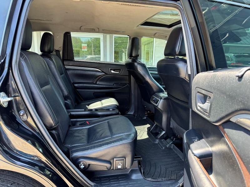 2017 Toyota Highlander VIN 5TDDZRFH9HS465555 COPART salvage auction — MINOR DENT/SCRATCHES, MA - CERTIFICATE OF TITLE (P), sold $1,500 on 2026-07-10 (photo 6)