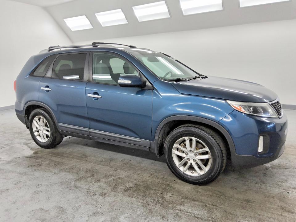 2015 Kia Sorento VIN 5XYKT4A62FG570577 COPART salvage auction — MINOR DENT/SCRATCHES, AZ - CERTIFICATE OF TITLE, sold $1,000 on 2026-07-28 (photo 4)