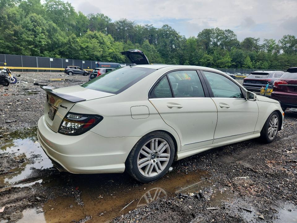 2012 Mercedes-benz C-klasse VIN WDDGF8BB3CR226324 COPART salvage auction — MINOR DENT/SCRATCHES, MD - CERTIFICATE OF TITLE, sold $700 on 2026-07-31 (photo 3)