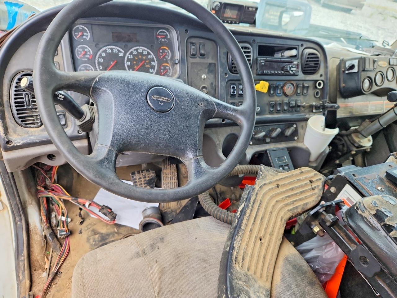 2019 Freightliner M2 VIN 1FVHCYFE3KHJZ3569 COPART salvage auction — All Over, Cd - Non-Repairable, sold $3,100 on 2026-08-20 (photo 8)