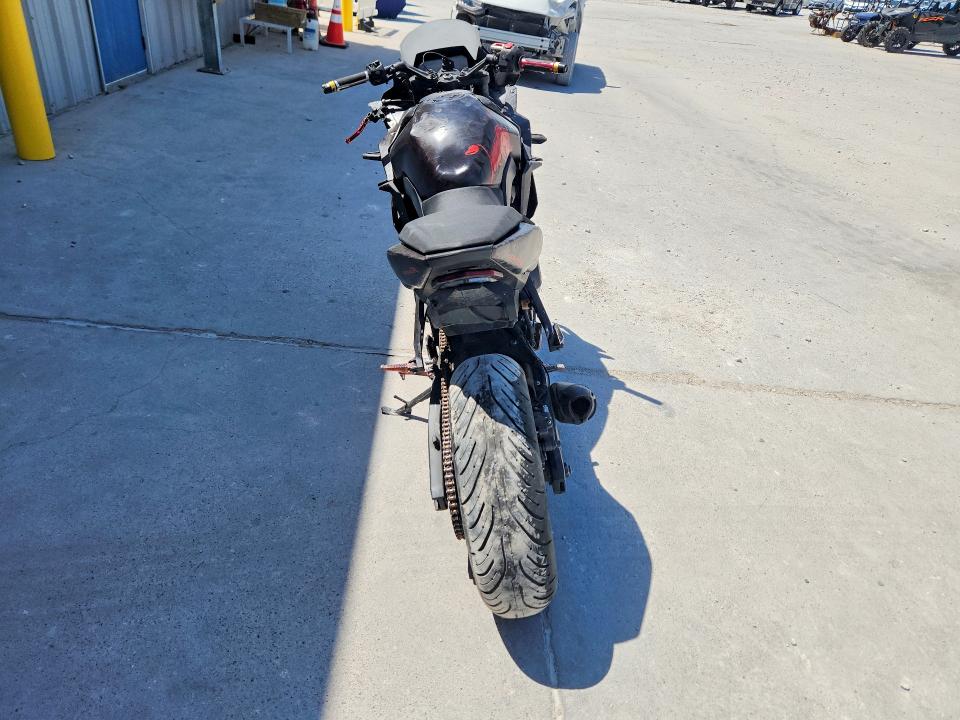 2024 Suzuki Gsx VIN JS1EM13B2R7100936 COPART salvage auction — ROLLOVER, TX - SALVAGE VEHICLE TITLE, sold $675 on 2026-09-08 (photo 4)