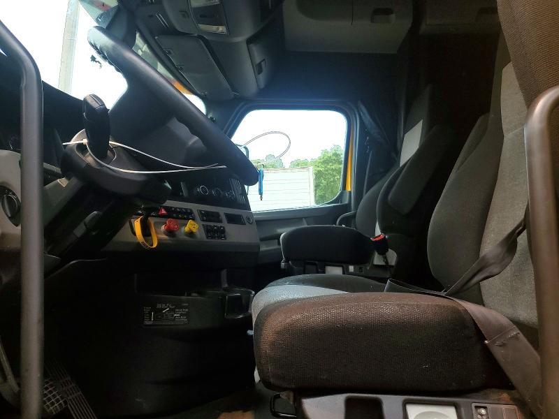2020 Freightliner All other VIN 3AKJHHDR9LSLP1260 COPART salvage auction — MINOR DENT/SCRATCHES, NJ - CERTIFICATE OF TITLE, sold $10,900 on 2026-07-30 (photo 7)