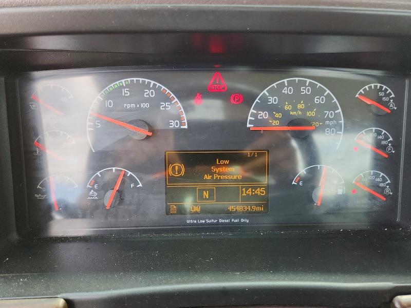2016 Volvo Vn VIN 4V4N39TG5GN965643 COPART salvage auction — NORMAL WEAR, IN - CERTIFICATE OF TITLE, sold $5,000 on 2026-08-18 (photo 9)