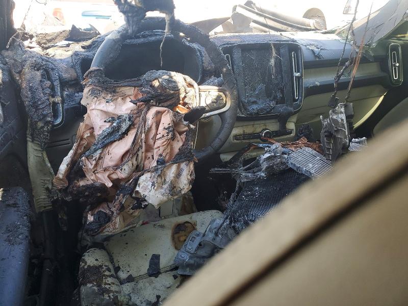 2023 Volvo Xc40 VIN YV4L12UA8P2060161 COPART salvage auction — Burn Engine, Ks - Non-Repairable Vehicle Certifi, sold $125 on 2026-08-11 (photo 8)