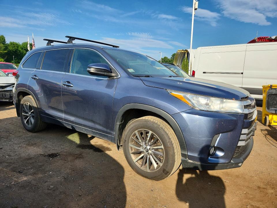 2018 Toyota Highlander VIN 5TDJZRFH5JS491997 COPART salvage auction — MINOR DENT/SCRATCHES, MA - CERTIFICATE OF TITLE (P), sold $8,400 on 2026-07-28 (photo 4)