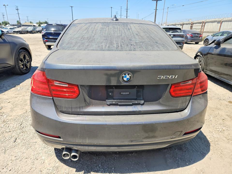 2012 BMW 3er VIN WBA3A5C56CF344719 COPART salvage auction — MINOR DENT/SCRATCHES, Ca - Dis/Dlr/Exp Only Clean Title, sold $575 on 2026-08-19 (photo 6)