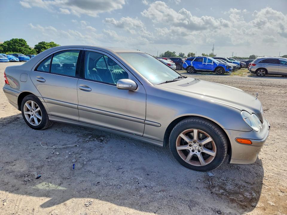 2007 Mercedes-benz C class VIN WDBRF92H77F914023 COPART salvage auction — MINOR DENT/SCRATCHES, FL - CERT OF TITLE-REBUILT, sold $500 on 2026-07-28 (photo 4)