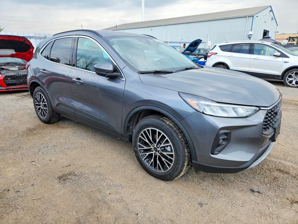 2025 Ford Escape VIN 1FMCU0E16SUA63498 COPART salvage auction — SIDE, ON - PERMIT NO BRAND - UNFIT, sold $14,900 on 2026-07-28 (photo 4)