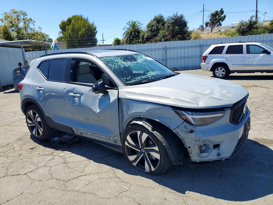 2024 Volvo Xc40 VIN YV4L12UM2R2299864 COPART salvage auction — ROLLOVER, Salvage Title, sold $2,550 on 2026-08-21 (photo 4)