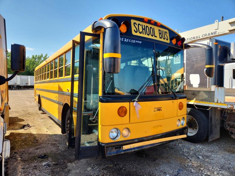 2012 Thomas Saf-t-liner hdx VIN 1T7YN4E25C1150015 COPART salvage auction — NORMAL WEAR, IL - CERTIFICATE OF TITLE, sold $1,450 on 2026-09-01 (photo 1)