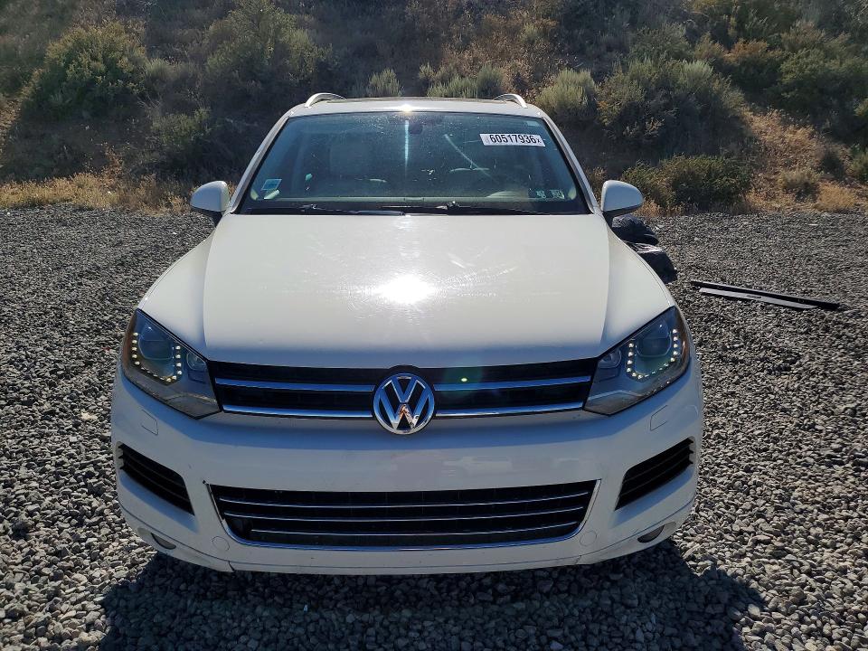 2011 Volkswagen Touareg VIN WVGFF9BP8BD004733 COPART salvage auction — MINOR DENT/SCRATCHES, NV - CERTIFICATE OF TITLE, sold $875 on 2026-07-16 (photo 5)