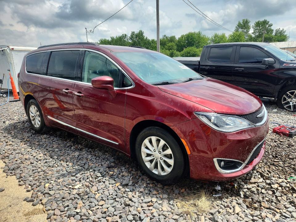 2017 Chrysler Pacifica VIN 2C4RC1BG1HR687859 COPART salvage auction — MINOR DENT/SCRATCHES, Il - Salvage Cert-Flood, sold $1,350 on 2026-08-31 (photo 4)