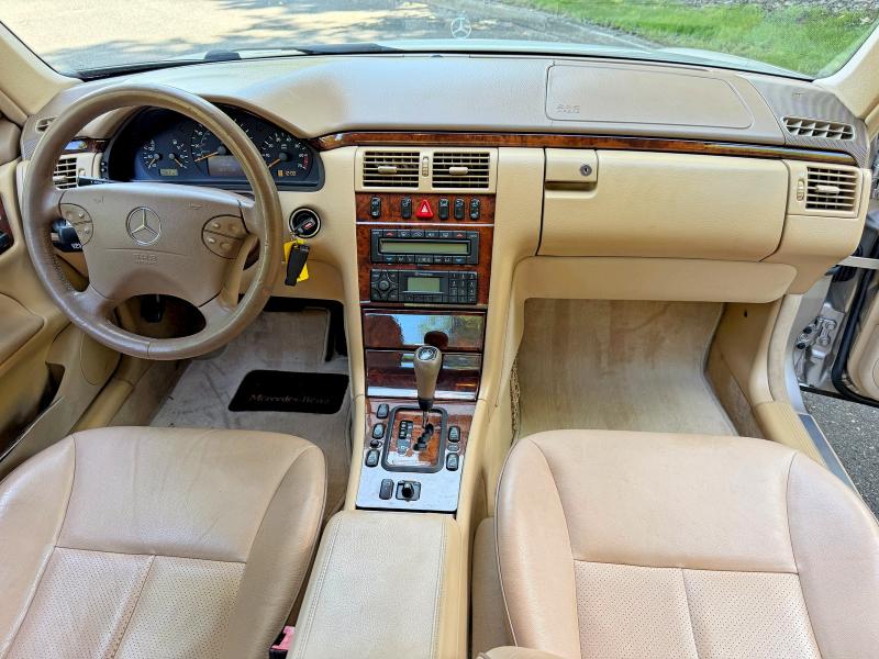 2000 Mercedes-benz E-class VIN WDBJF70J7YB018627 COPART salvage auction — MINOR DENT/SCRATCHES, Or - Certificate Of Title (P), sold $2,700 on 2026-07-20 (photo 9)