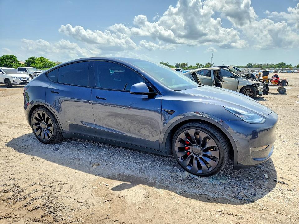 2020 Tesla Model y VIN 5YJYGDEF8LF011434 COPART salvage auction — MINOR DENT/SCRATCHES, FL - CERT OF TITLE SLVG REBUILDABLE, sold $11,100 on 2026-07-23 (photo 4)