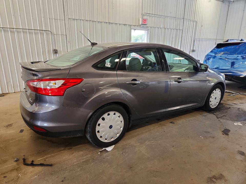 2014 Ford Focus VIN 1FADP3F22EL383300 COPART salvage auction — MINOR DENT/SCRATCHES, Mn - Non Public Clean Title, sold $650 on 2026-08-01 (photo 3)